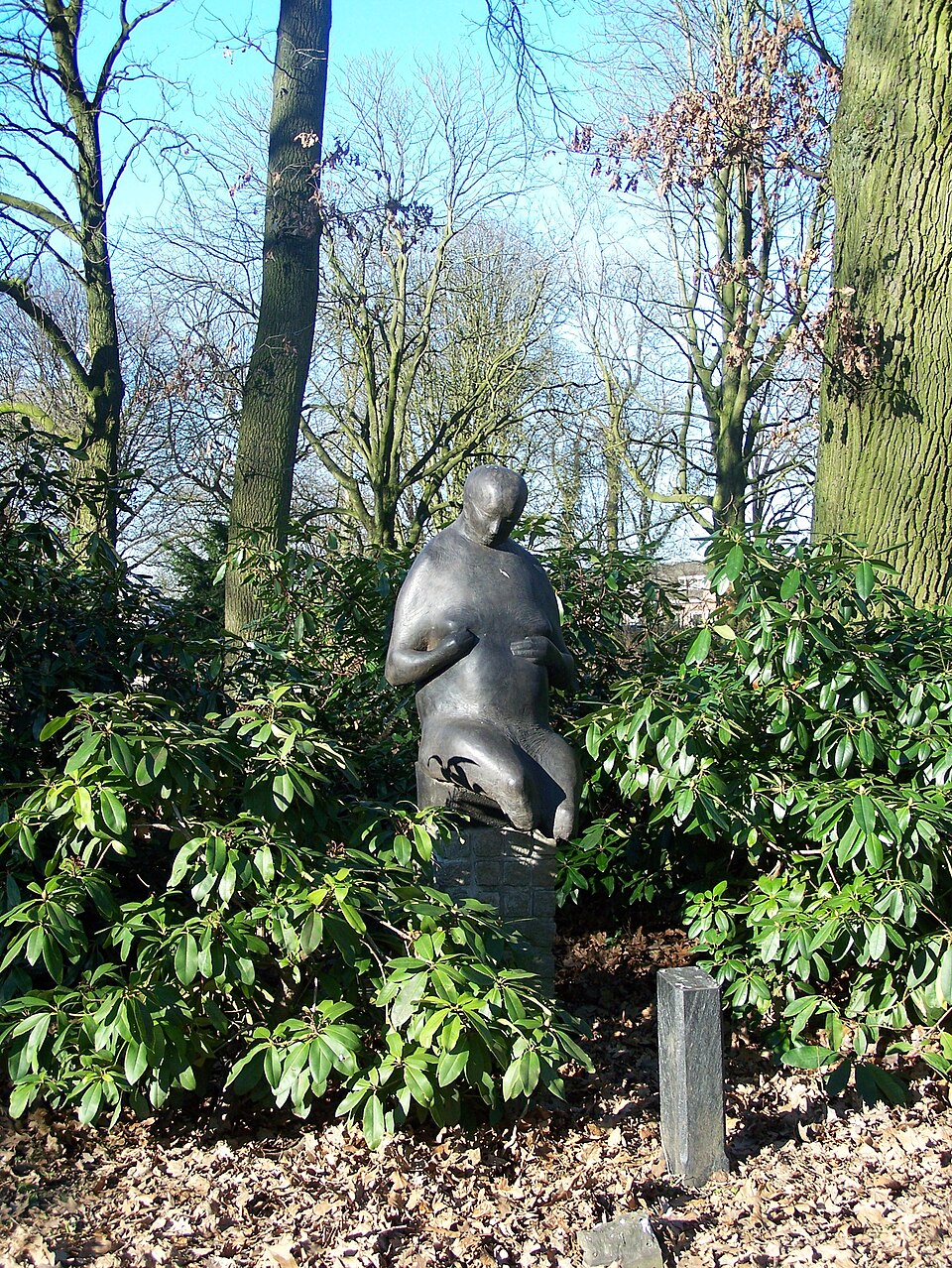 Zittende oude vrouw