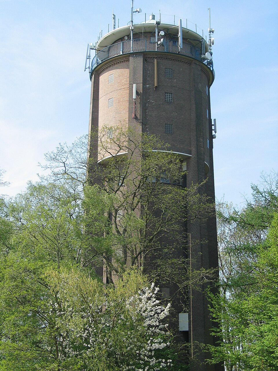 Oorlogsgraven en gedenkzuil
