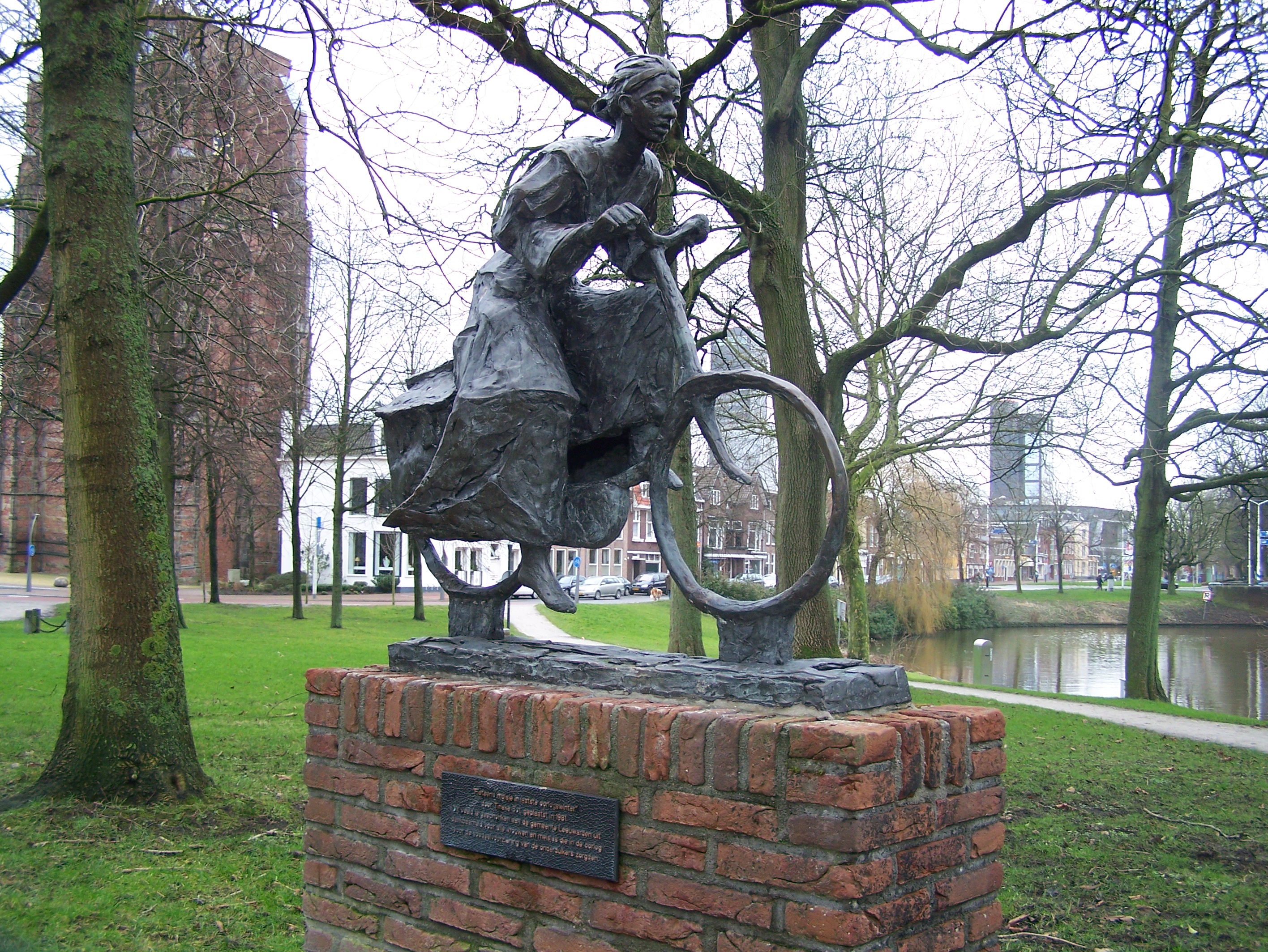 Fietsend meisje in laatste oorlogswinter