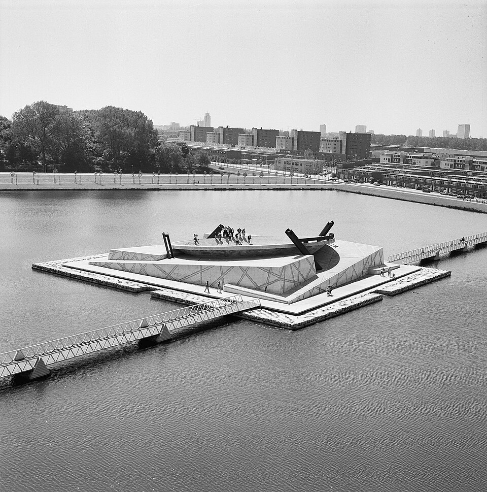 Vierkant eiland in de plas